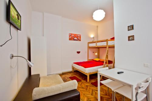 2 bunk beds