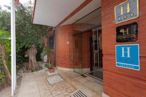AACR Hotel Monteolivos - image 3