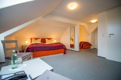 1 queen bed, 1 twin bed