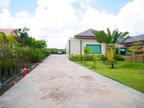 Tinna Resort in Lahan Sai