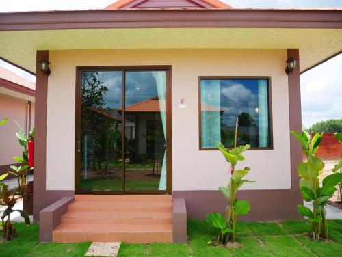 Tinna Resort in Lahan Sai