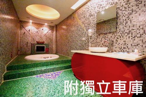 Bathroom, CD Motel near Little Ding-Dong Science Theme Park
