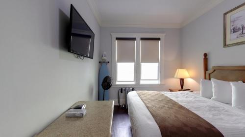 Warfield Hotel Room Type - Queen Room with Private Bathroom