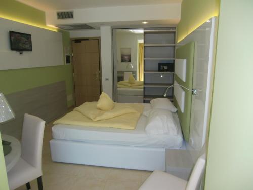 2 twin beds