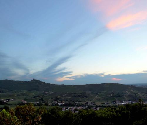 Delightful Home-Lovely Hill View