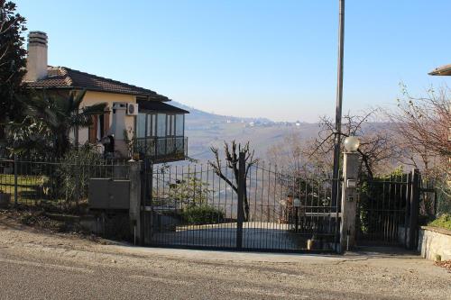 Delightful Home-Lovely Hill View