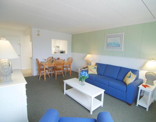 Queen Suite with Balcony - Main Building