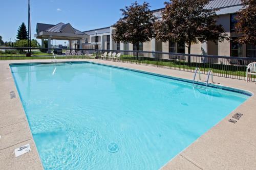 Quality Inn & Suites - Hotel - Saginaw