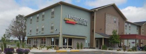 Ledgestone Hotel Billings - image 6