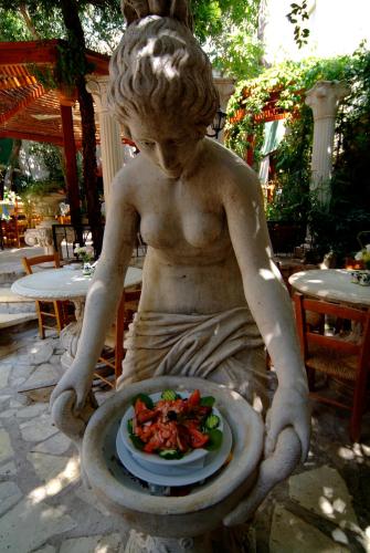 Kiniras Traditional Hotel & Restaurant - image 2
