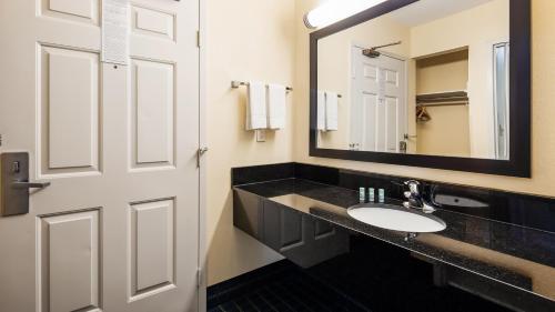 Best Western Parkside Inn - image 5