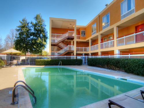 สระว่ายน้ำ, SureStay Plus by Best Western Durham Medical Center in เดอรัม (NC)