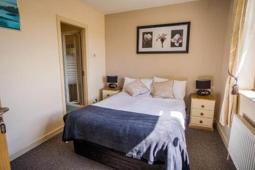 Castle View House Castle View House is conveniently located in the popular Ballylongford area. The hotel has everything you need for a comfortable stay. Service-minded staff will welcome and guide you at the Castle Vie