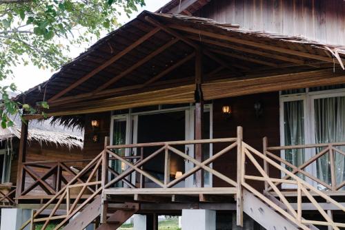 Afficher, BatuRundung Surf Resort in Naibos