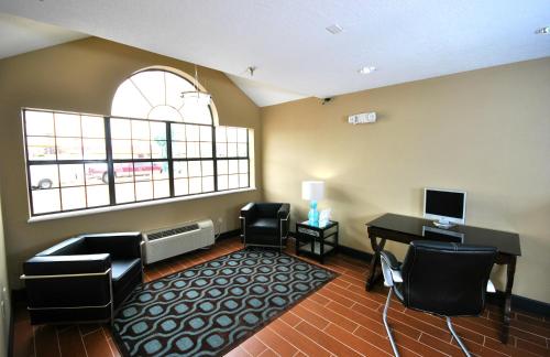 Mountain View with One Queen Bed - Second Floor - Q2