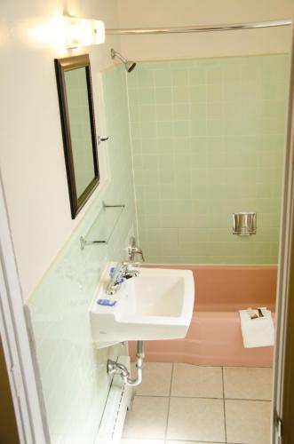Budget Inn & Suites Colby - 화장실