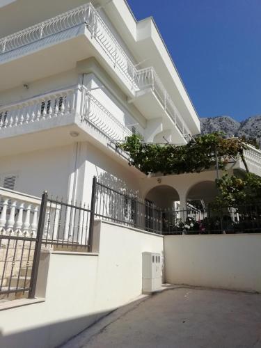  Apartment Villa Bajna in Živogošće