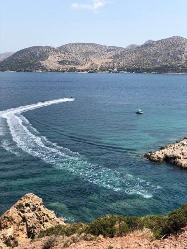 아나비소스 Seaview 2nd flr. apt. next to the beach, wifi,a/c,p/c media. 4성급 싱글룸 수영장