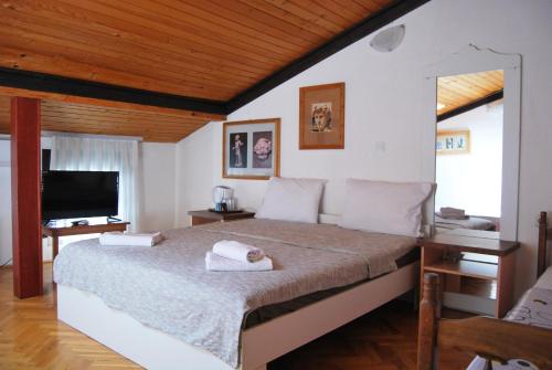 1 king bed, 2 twin beds