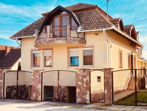 . Aranyló apartmanház