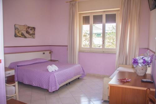 1 queen bed, 2 twin beds