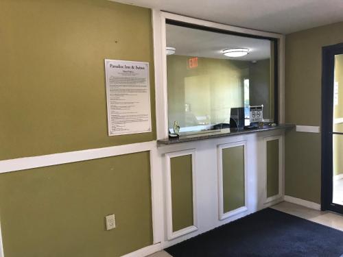 Paradise Inn & Suites - image 3