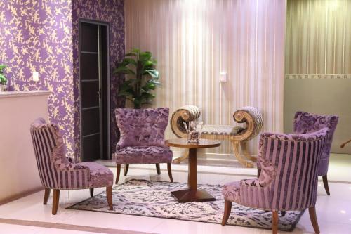 Vestibule, Luxsur in Encarnacion