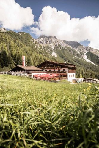 Der Rundkurs am Gamsgarten (2.650 m) fhrt ber 2 km, die fllige Loipengebhr ist im normalen Skipass bereits enthalten. Die Langlaufsaison dauert hier von Langlauf Fulpmes - Loipen - Loipenplan - Loipenkilometer