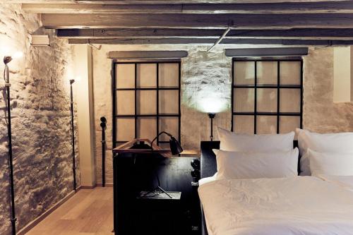 1 king bed, 1 sofa bed