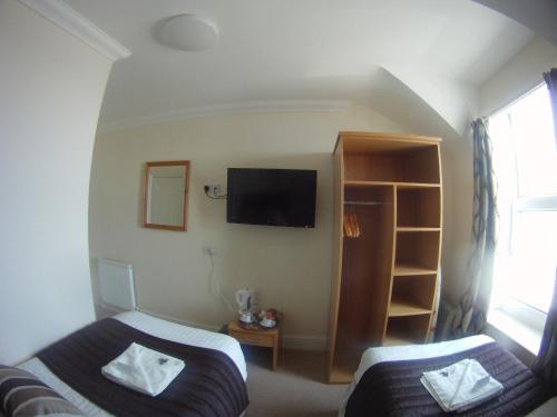2 twin beds