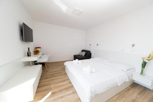 Rocky Beach Rooms Room Type - Double Room with Side Sea View