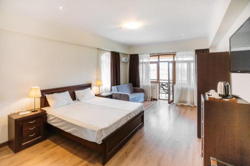 1 queen bed, 1 sofa bed