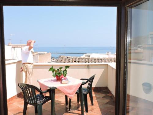 Double Room with Balcony and Sea View image 4