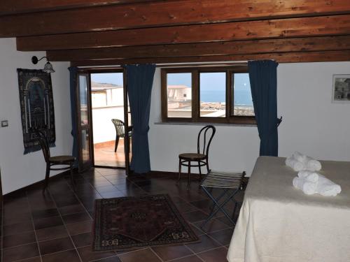 Double Room with Balcony and Sea View image 5
