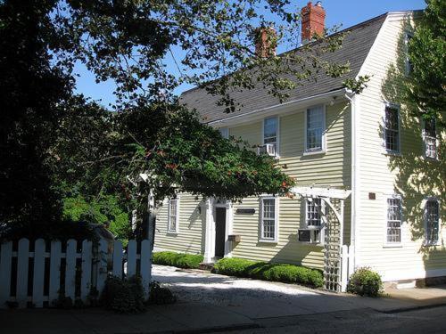 B&B Newport - Admiral Farragut Inn - Bed and Breakfast Newport