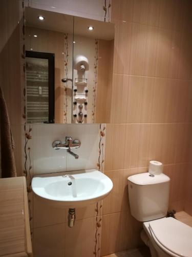 Sunny Downtown Apartment for 4, Sofia (photo 8)