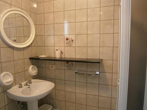 One-Bedroom Apartment image 6