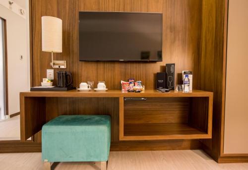 Deluxe Queen Room image 6