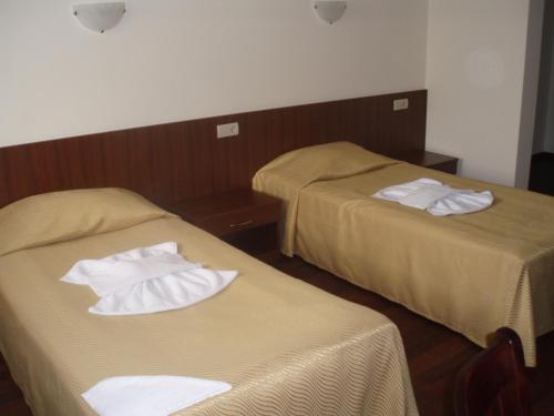 2 twin beds
