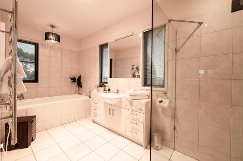 Bathroom, Hilltop Apartments Phillip Island in Phillip Island