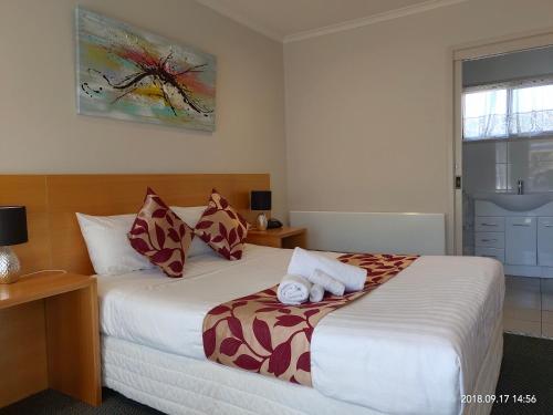 Studio with Spa Bath room in Coachman Motel and Holiday Units
