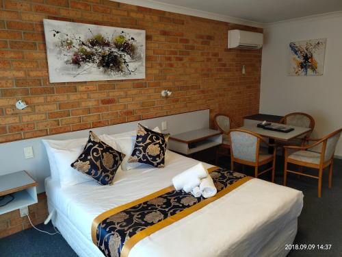 Luxury One-Bedroom Apartment with Spa Bath  image 8