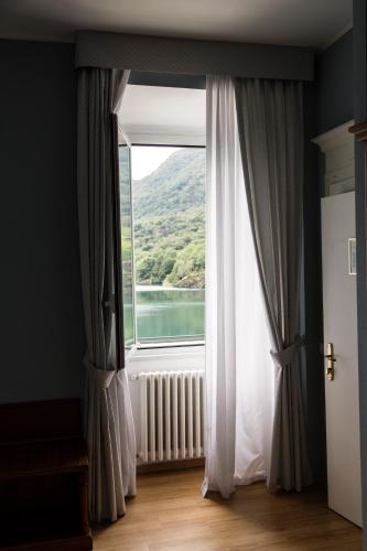 Double or Twin Room with Lake View