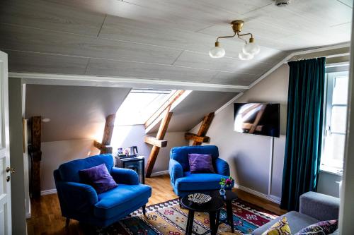 2 twin beds, 1 sofa bed