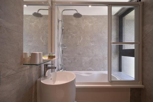 room detail thumbnail 2