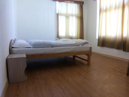 2 twin beds