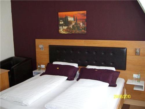 1 queen bed, 1 twin bed
