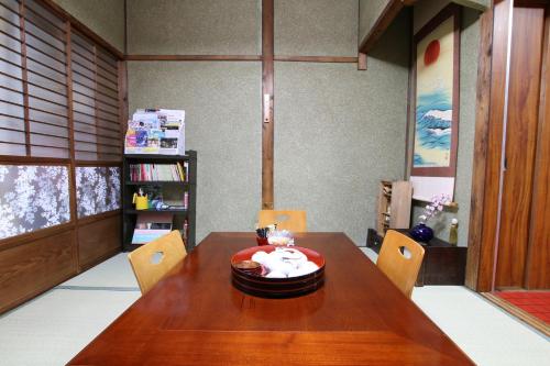 2 floors japanese style, direct to KIX, 10mins train to Namba, 5mins walk to stn , 2-6ppl