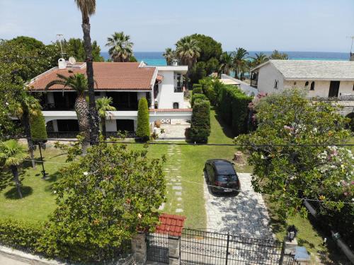 Seafront palm villa gîte à louer Elia Nikitis