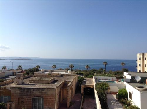 Luxury Seafront Apartment With Pool - image 6